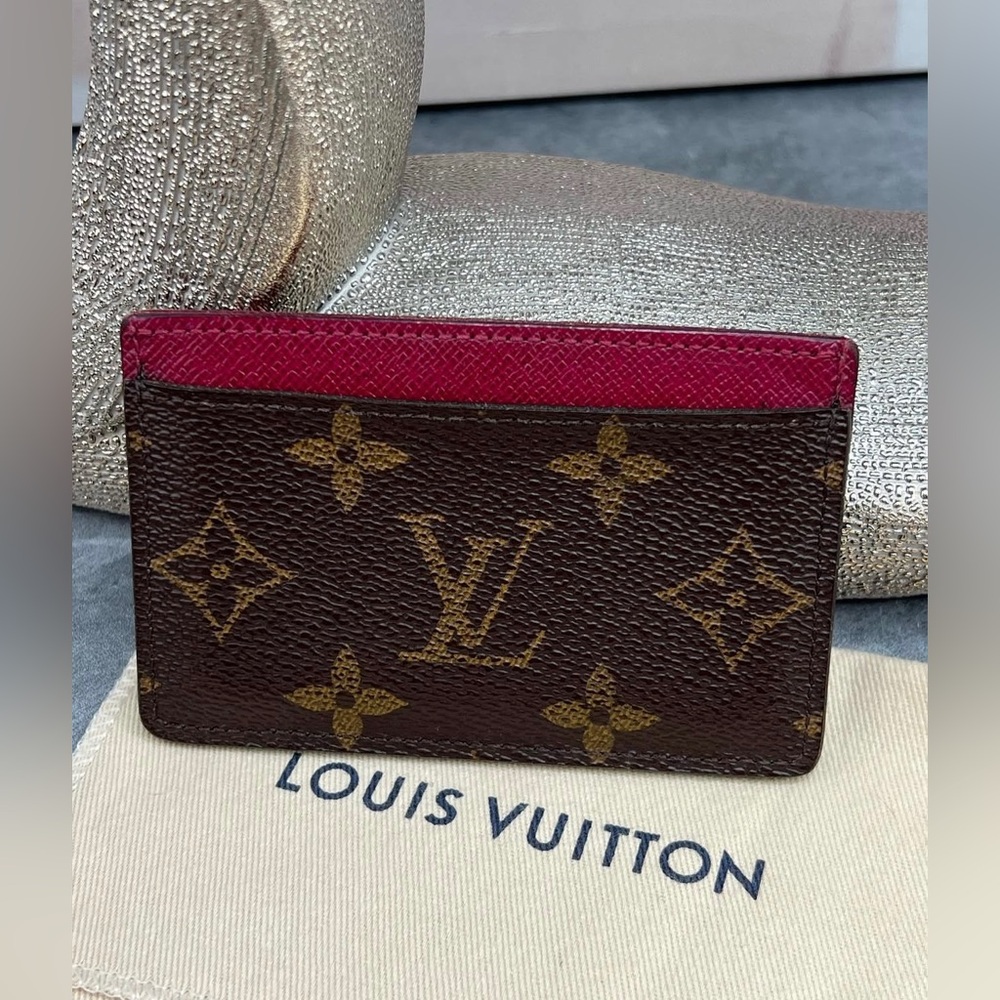 🌵Louis Vuitton Hard Holder🌵